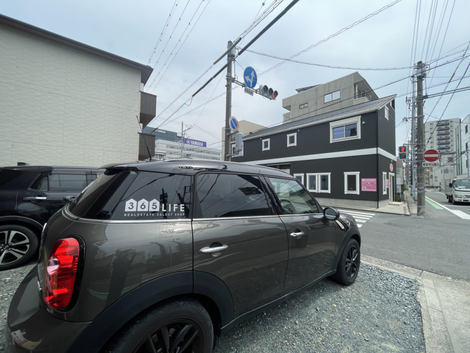 駐車場は道路を渡った敷地外がご契約可能です