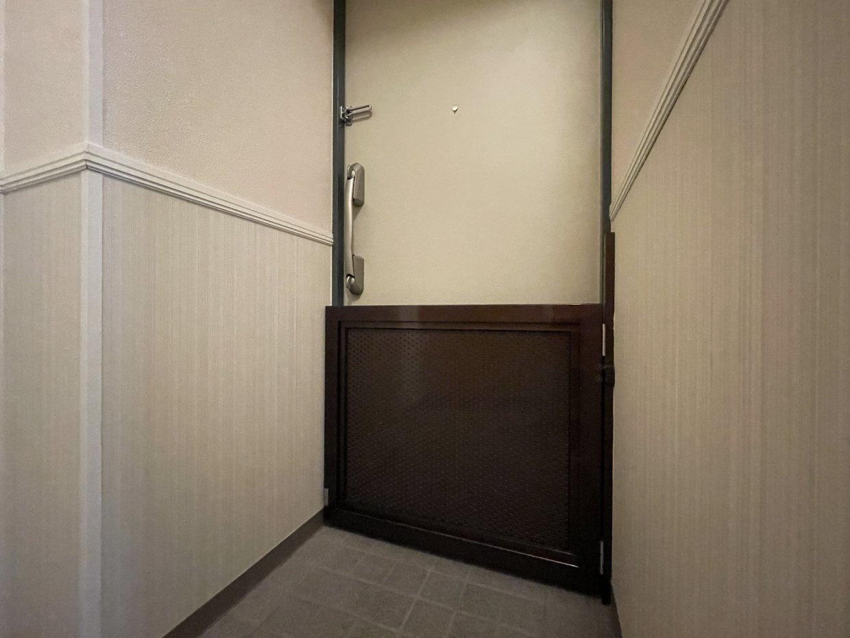 玄関には脱走防止の扉つき