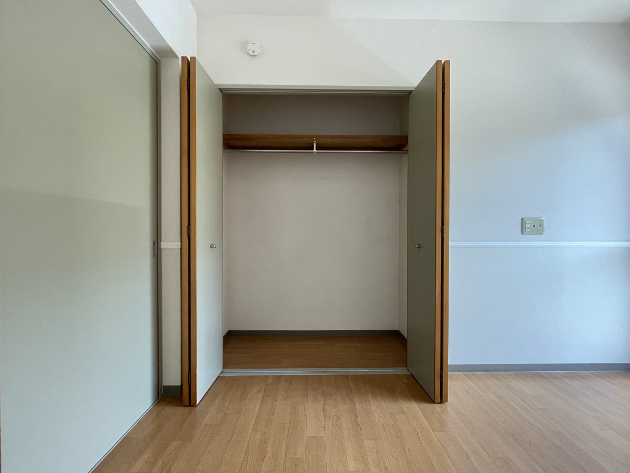 このお部屋にはノーマルなクローゼットがありました