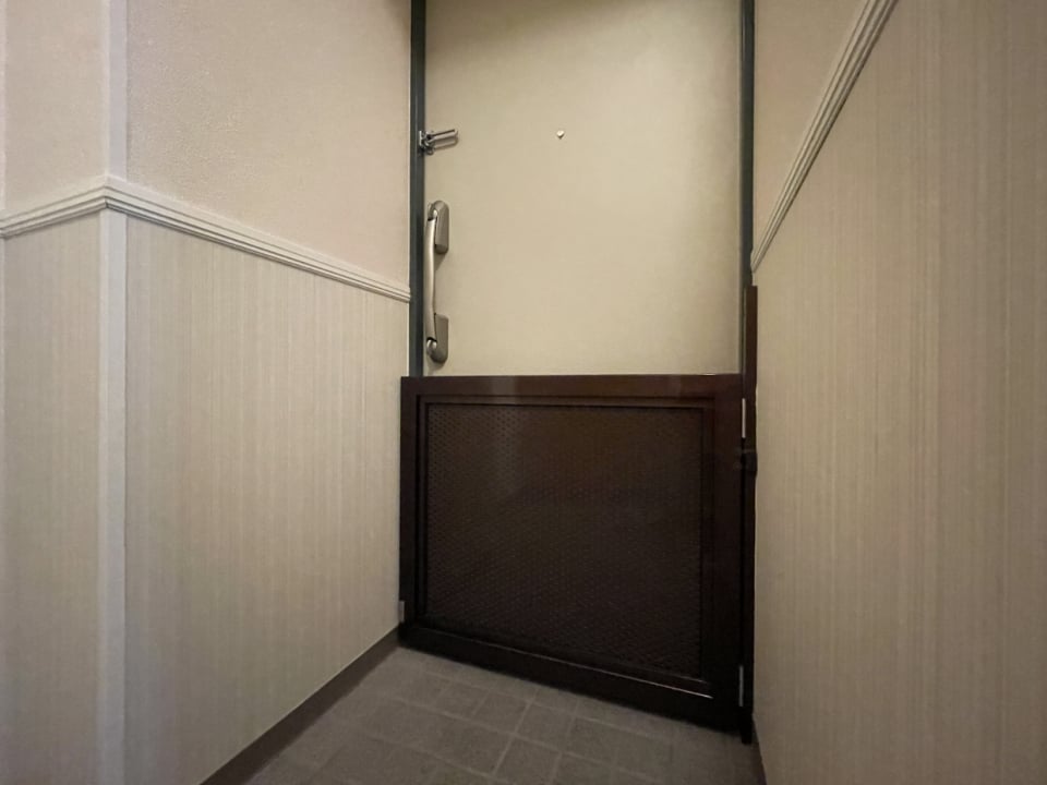 玄関には脱走防止の扉つき