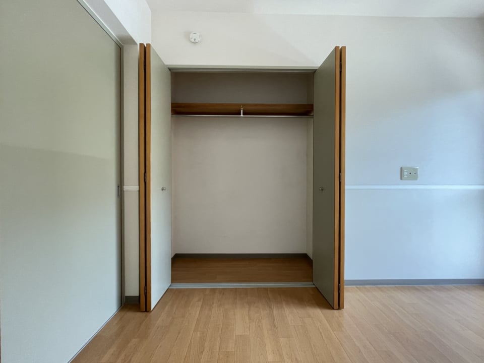 このお部屋にはノーマルなクローゼットがありました