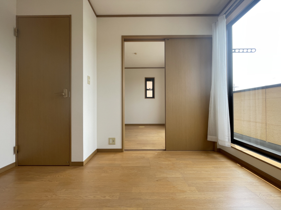 引き戸を挟んで反対側に、鏡写しで同じ広さのお部屋が見えます