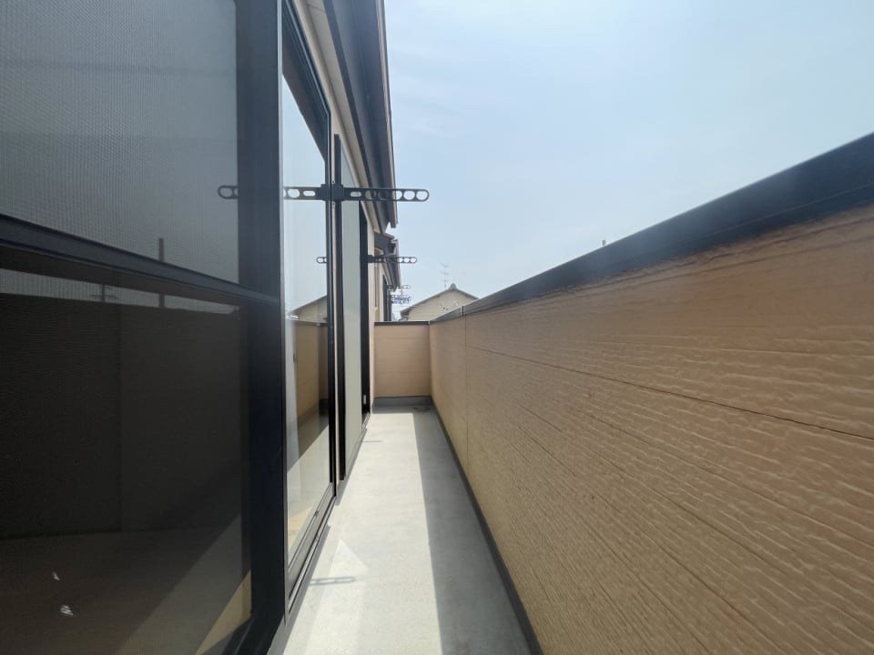 バルコニーは南側2部屋どちらからも出られて広々しています