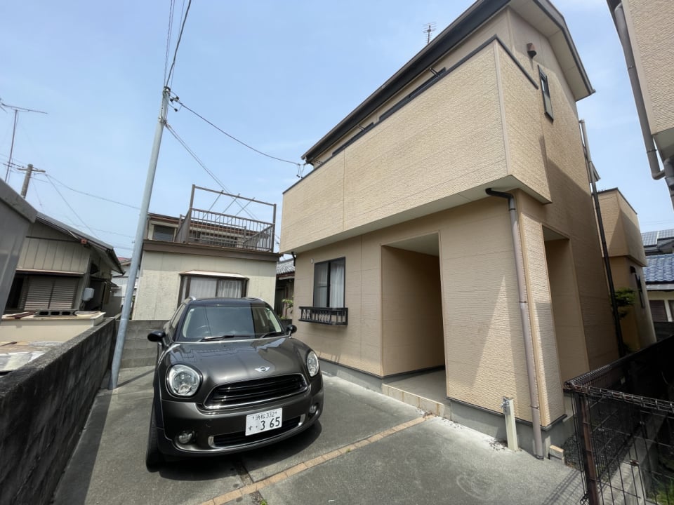 玄関ポーチからダイレクトに車に乗れます