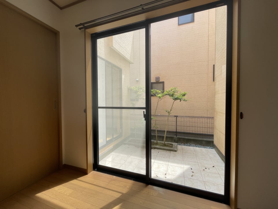 お部屋の中で寛ぎながら、テラスの様子も確認できます