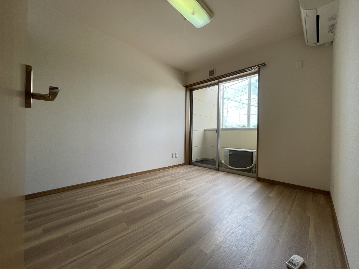 こちらの部屋にエアコンが付いています