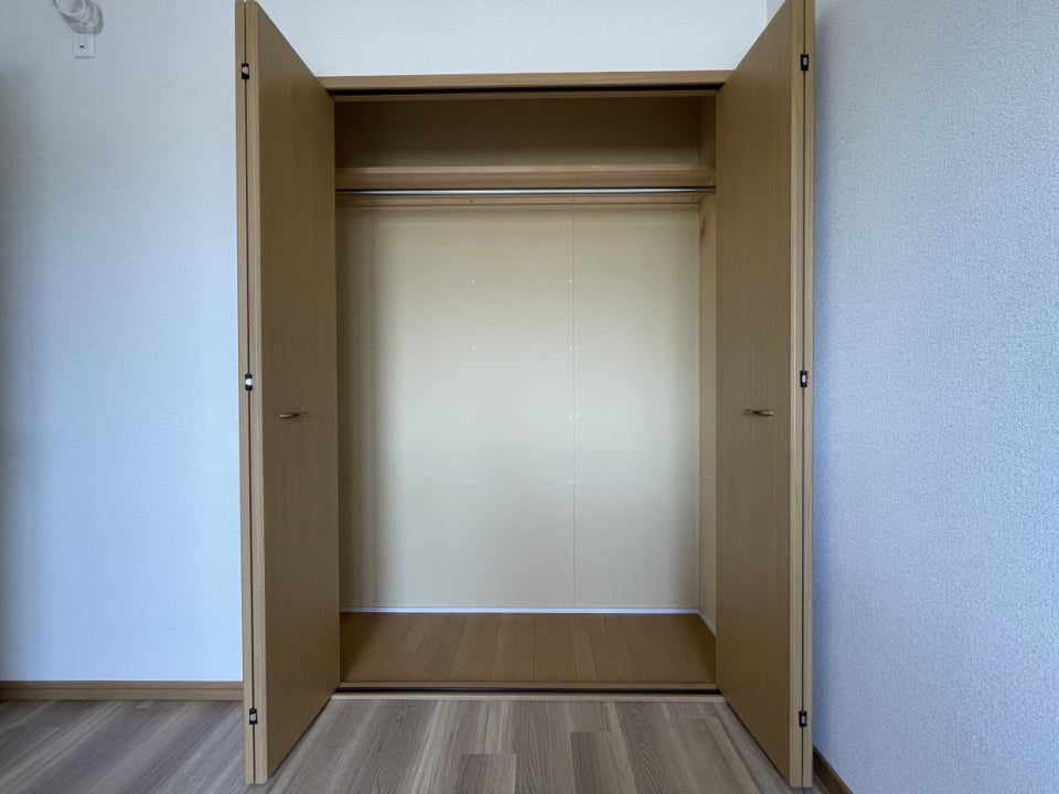 お洋服をたっぷりしまっておけるハンガーパイプ付きクローゼット
