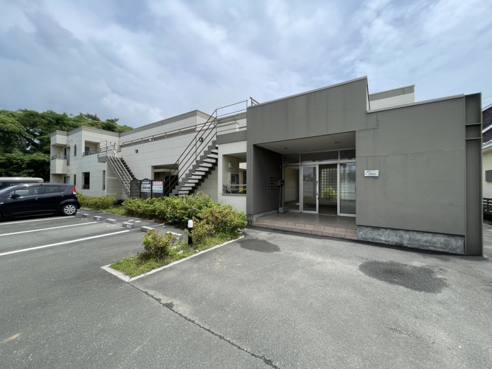 駐車場は広々していて停めやすい