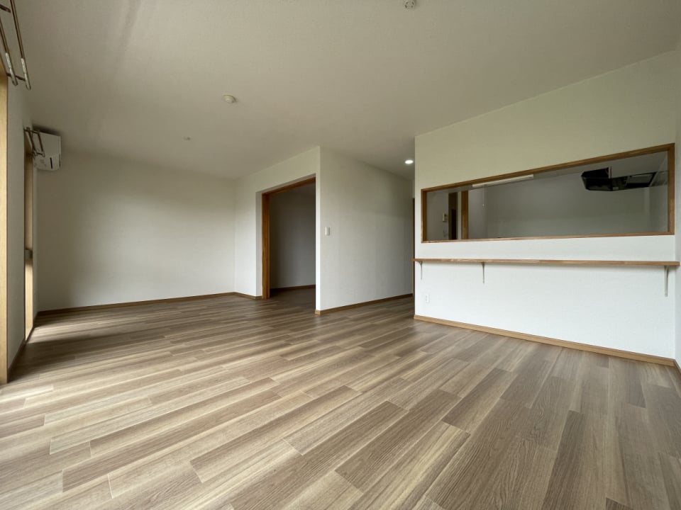 奥の引き戸を開けて洋室とつなげて使うことも可能