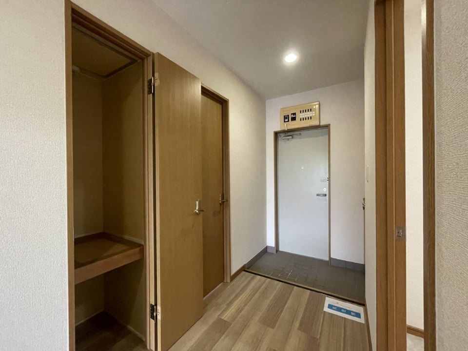 脱衣所を出てすぐの廊下にも収納があるので、タオル類はここにしまっておくのがいいかも