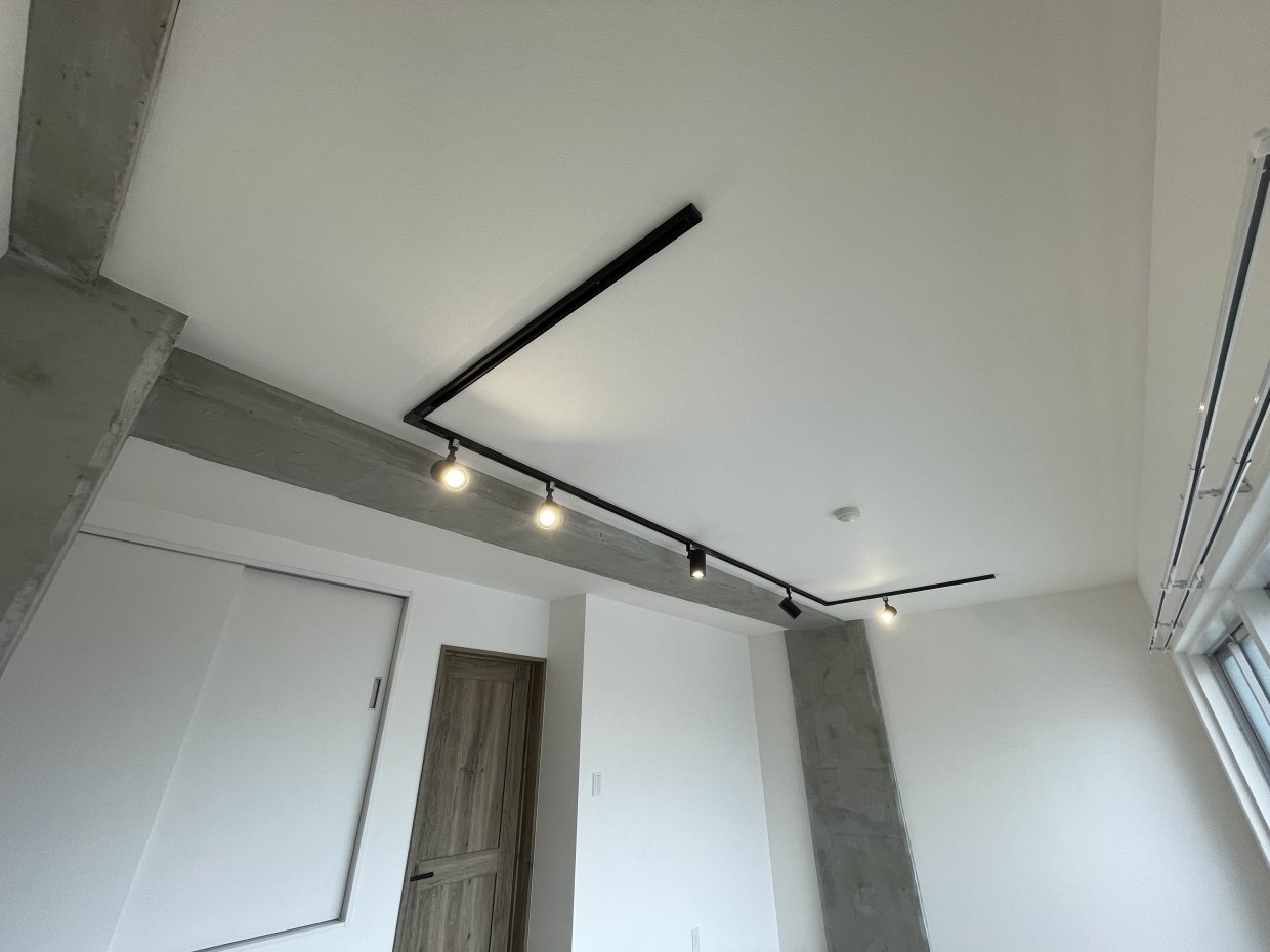 備え付けの間接照明がシンプルなお部屋のいいアクセントになっている