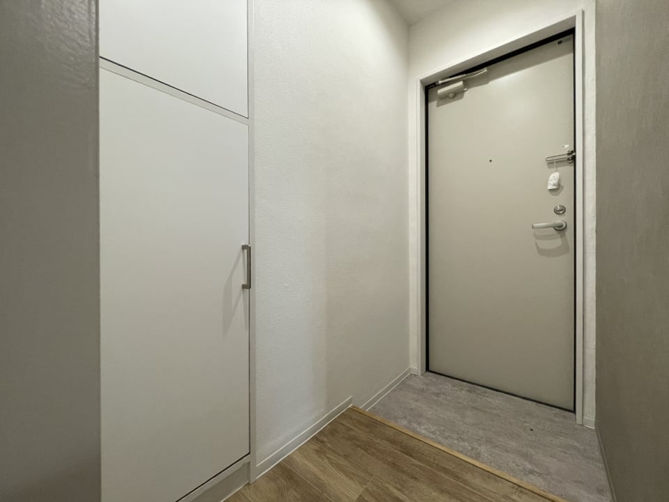 シューズボックスの位置は土間を上がって室内にあたるので、上段は靴以外をしまうのもありです