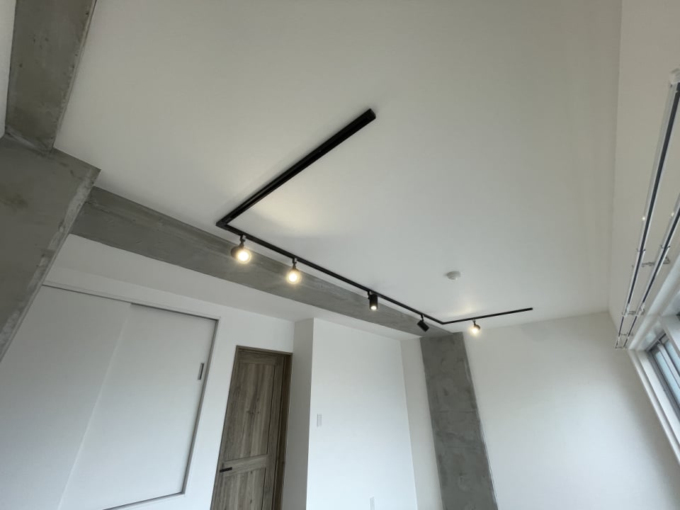 備え付けの間接照明がシンプルなお部屋のいいアクセントになっている
