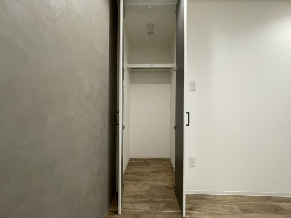 このお部屋にあるのが小さめのクローゼット
