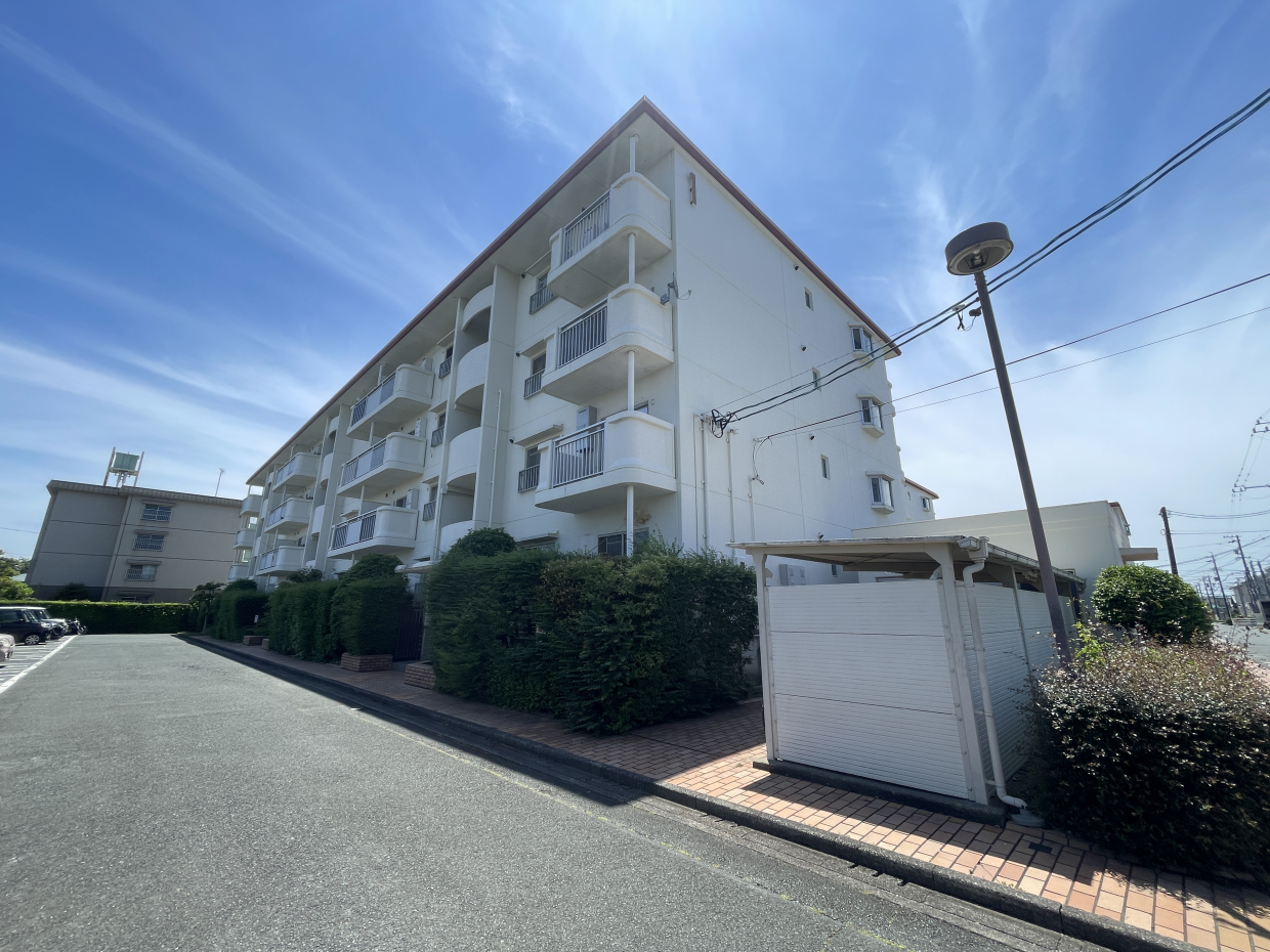 鉄筋コンクリート造4階建てのマンションです