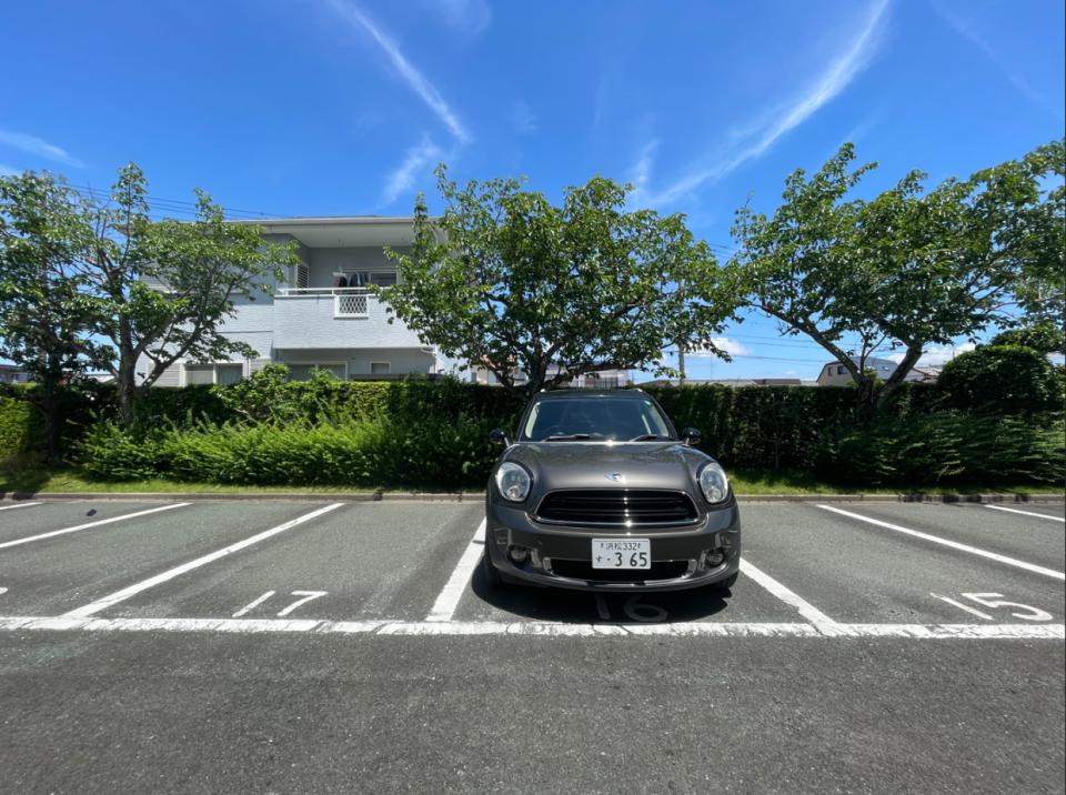 駐車場の区画幅は若干狭めなので要注意