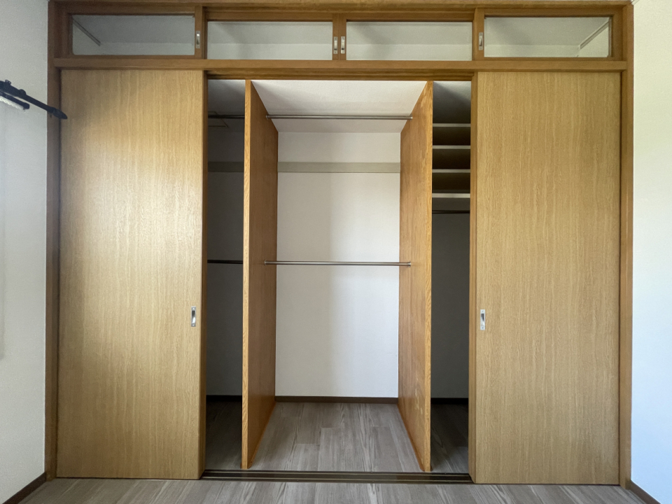 引き戸を開けると壁一面が収納！