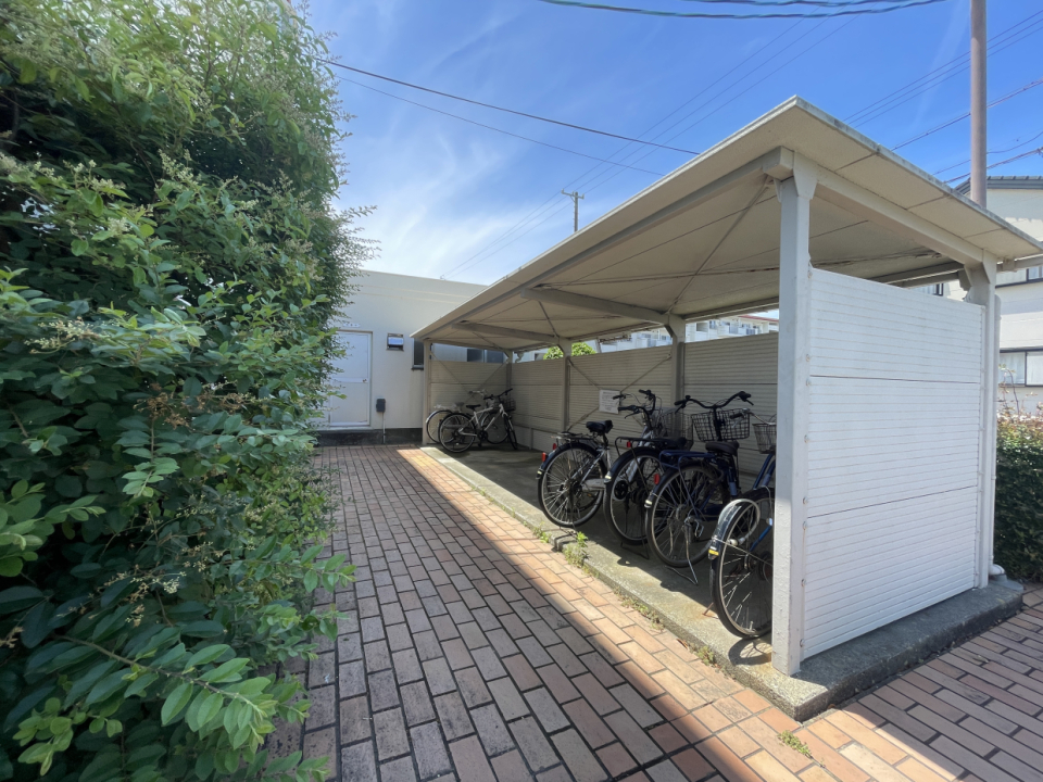 屋根付き駐輪場もあります