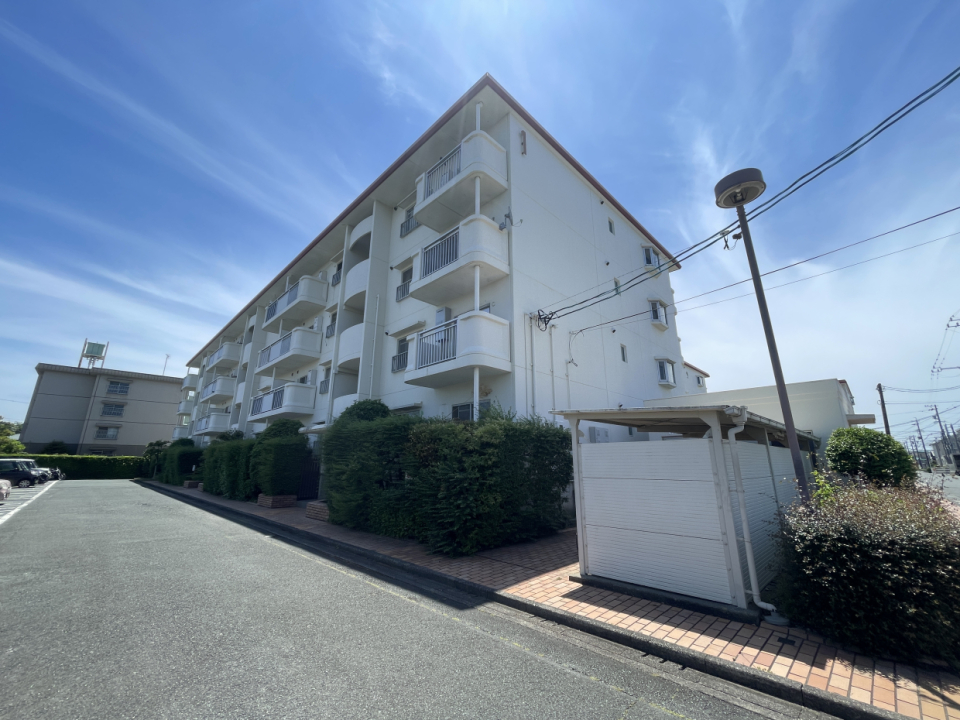 鉄筋コンクリート造4階建てのマンションです