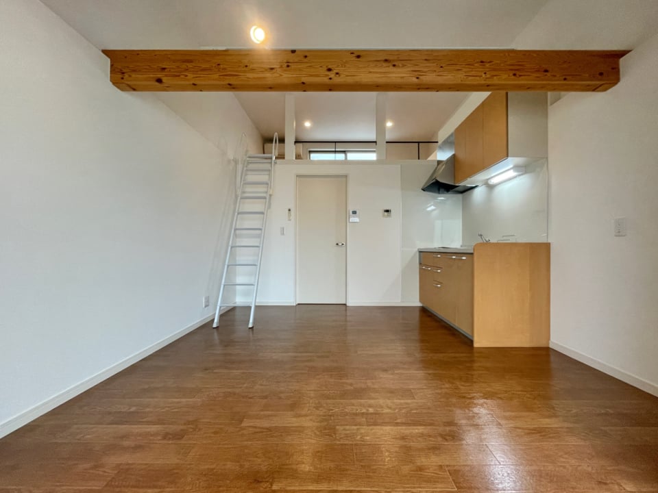 スポット照明に梁にロフト。デザイナーズアパートに住もう！