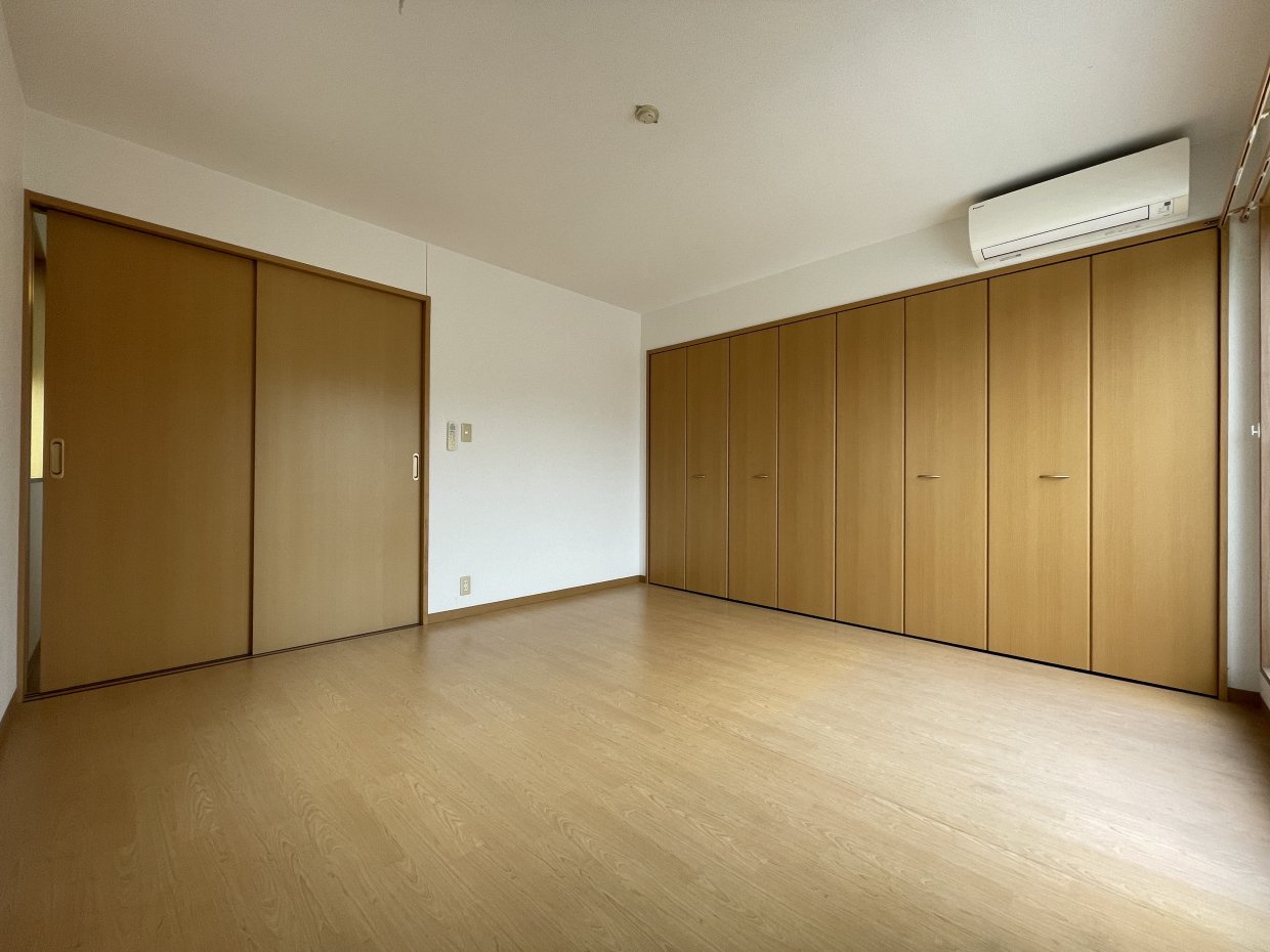 お部屋の形が正方形に近いので、お部屋がさらに広く感じます
