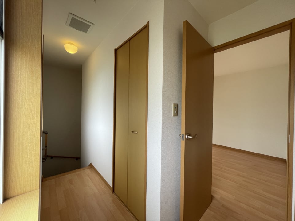 2階廊下部分にも収納。みんなで使うものはここに