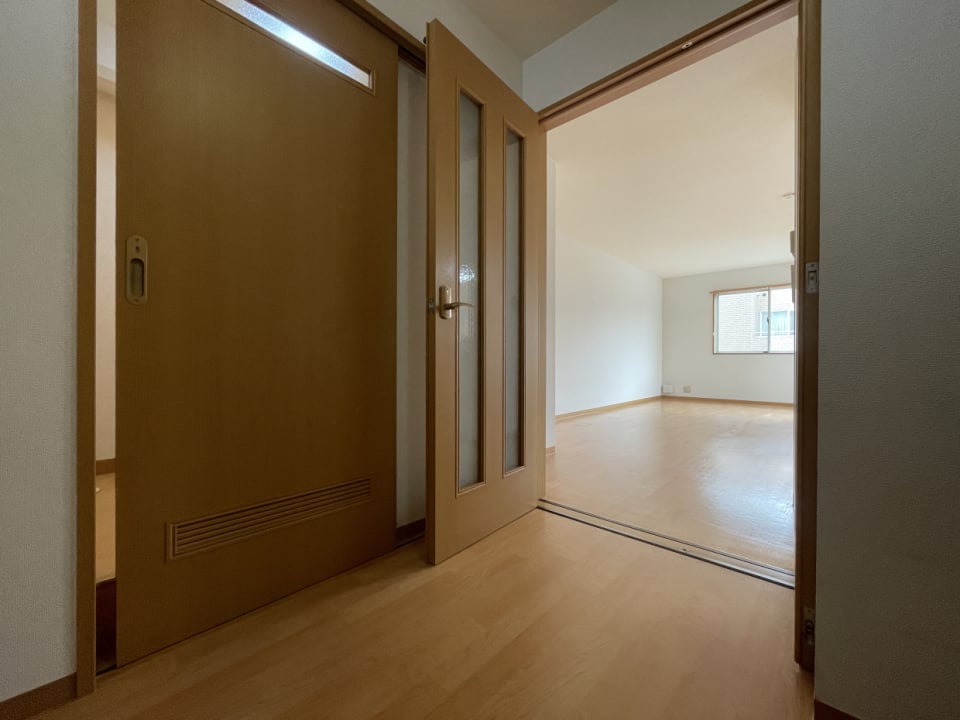 右手が6帖の洋室。左手が8帖の洋室へと続いています
