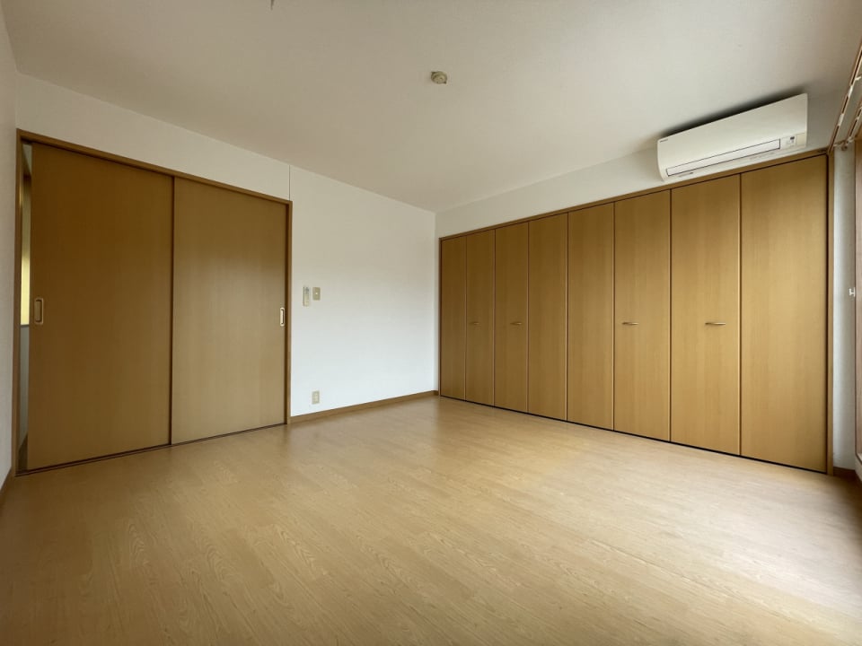 お部屋の形が正方形に近いので、お部屋がさらに広く感じます
