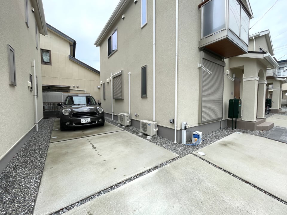駐車スペースは建物の横