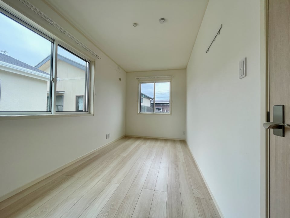 6.2帖の洋室。細長い長方形のお部屋です