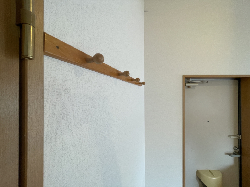 玄関横にはハンガーポールがあるのでコートや上着をかけておくのにちょうどいい