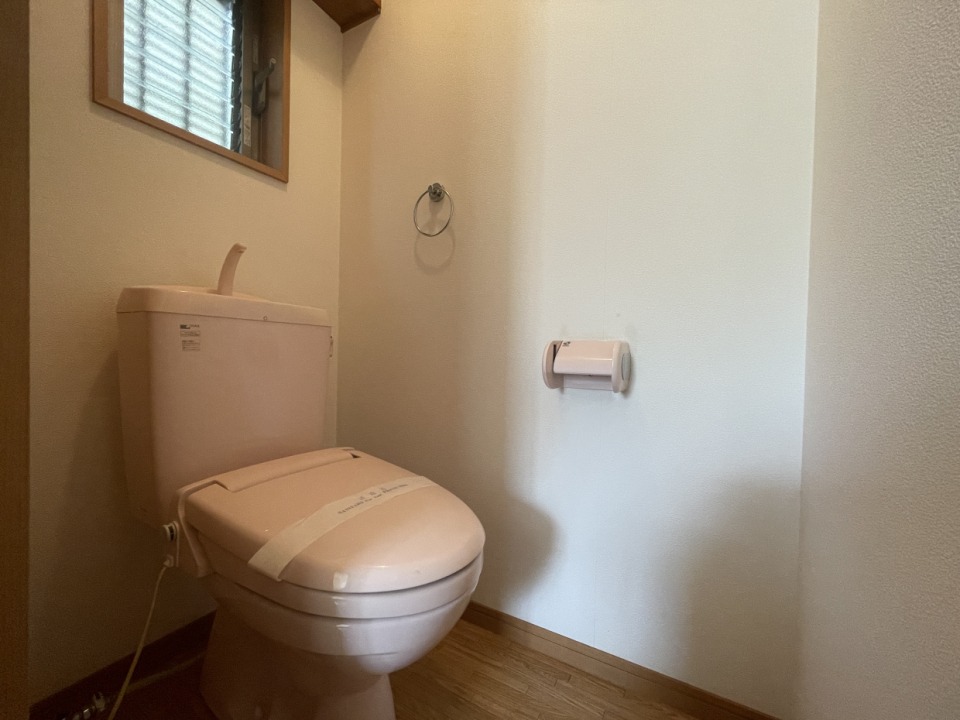 お手洗いにも窓が付いているので日中なら電気をつけなくても大丈夫そう