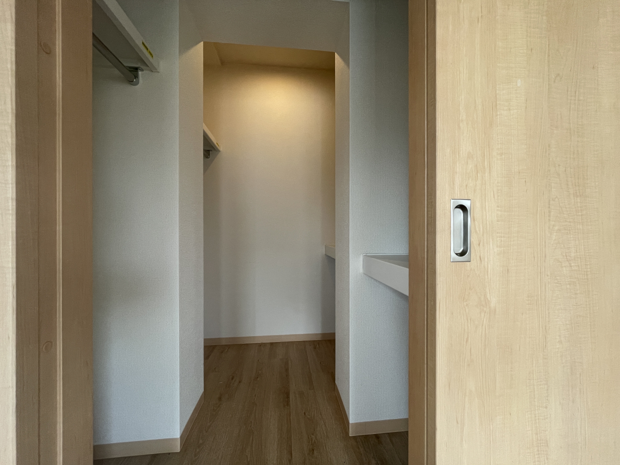 ウィークインクローゼットは奥行きがあって小部屋のよう