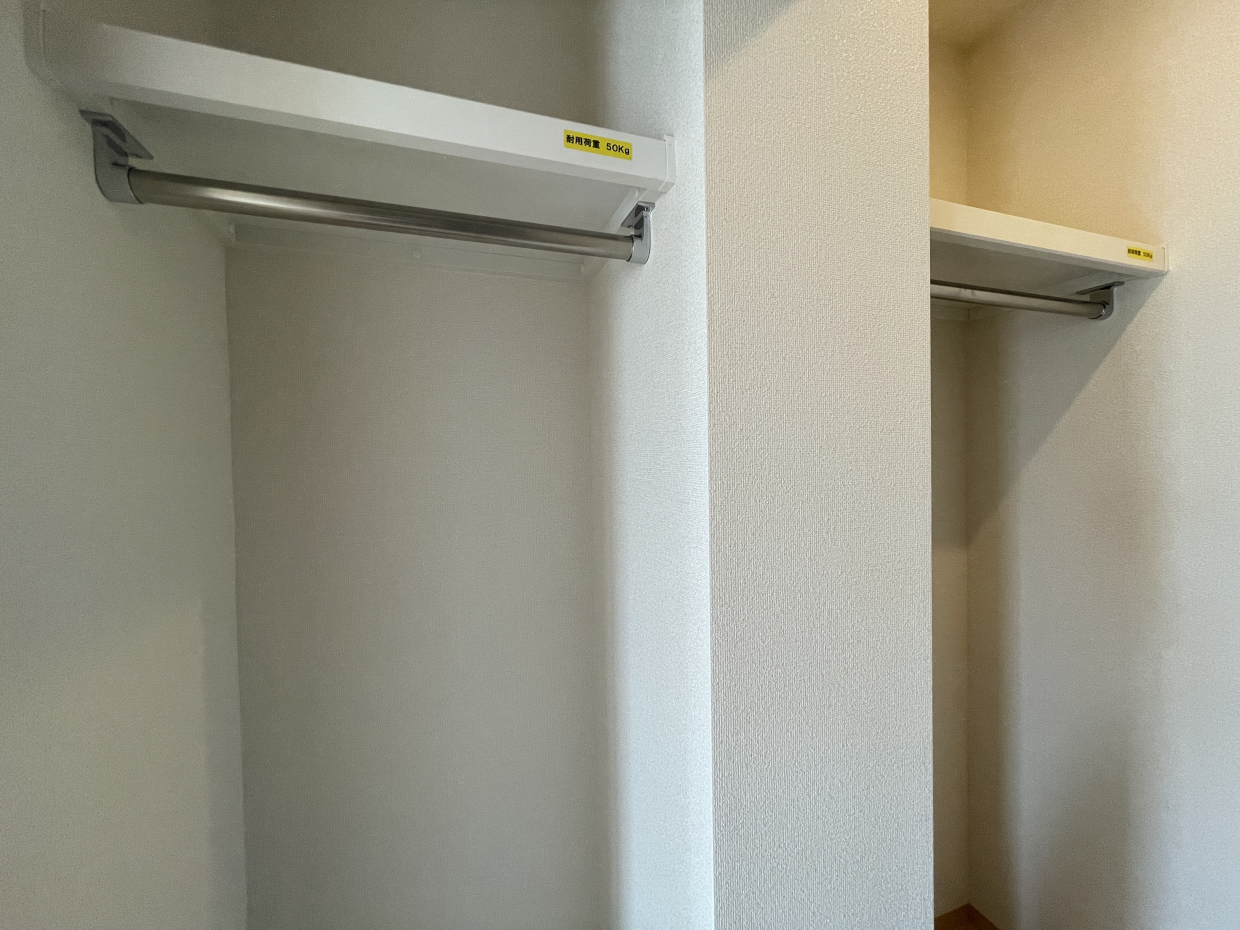 パイプハンガー付きなのでロングコートやワンピースも余裕でかけておけます