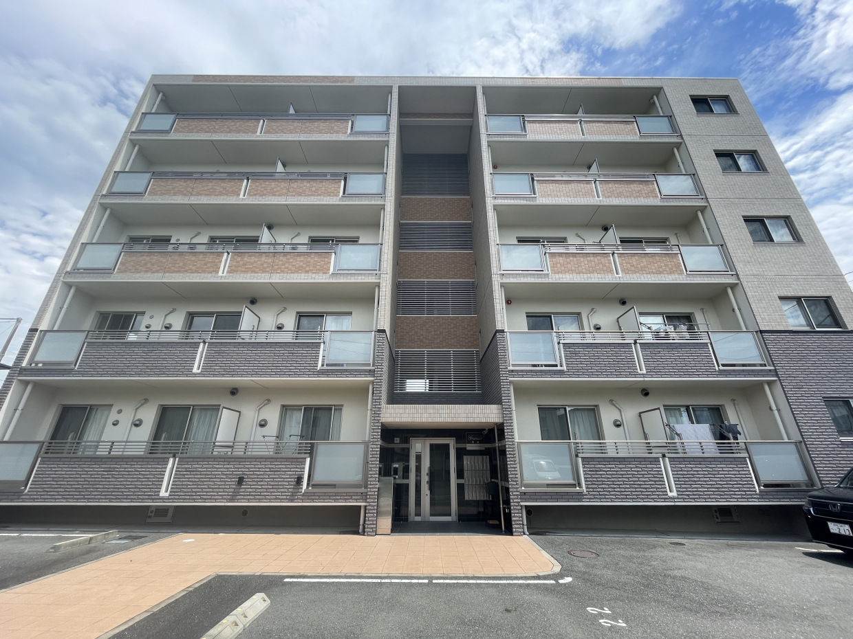 スタイリッシュな外観の5階建てマンション