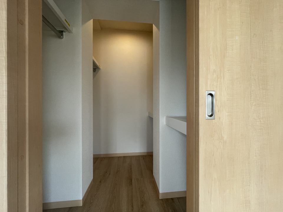 ウィークインクローゼットは奥行きがあって小部屋のよう