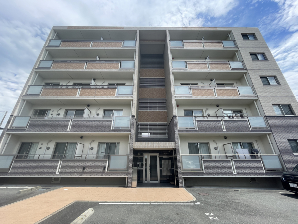 スタイリッシュな外観の5階建てマンション
