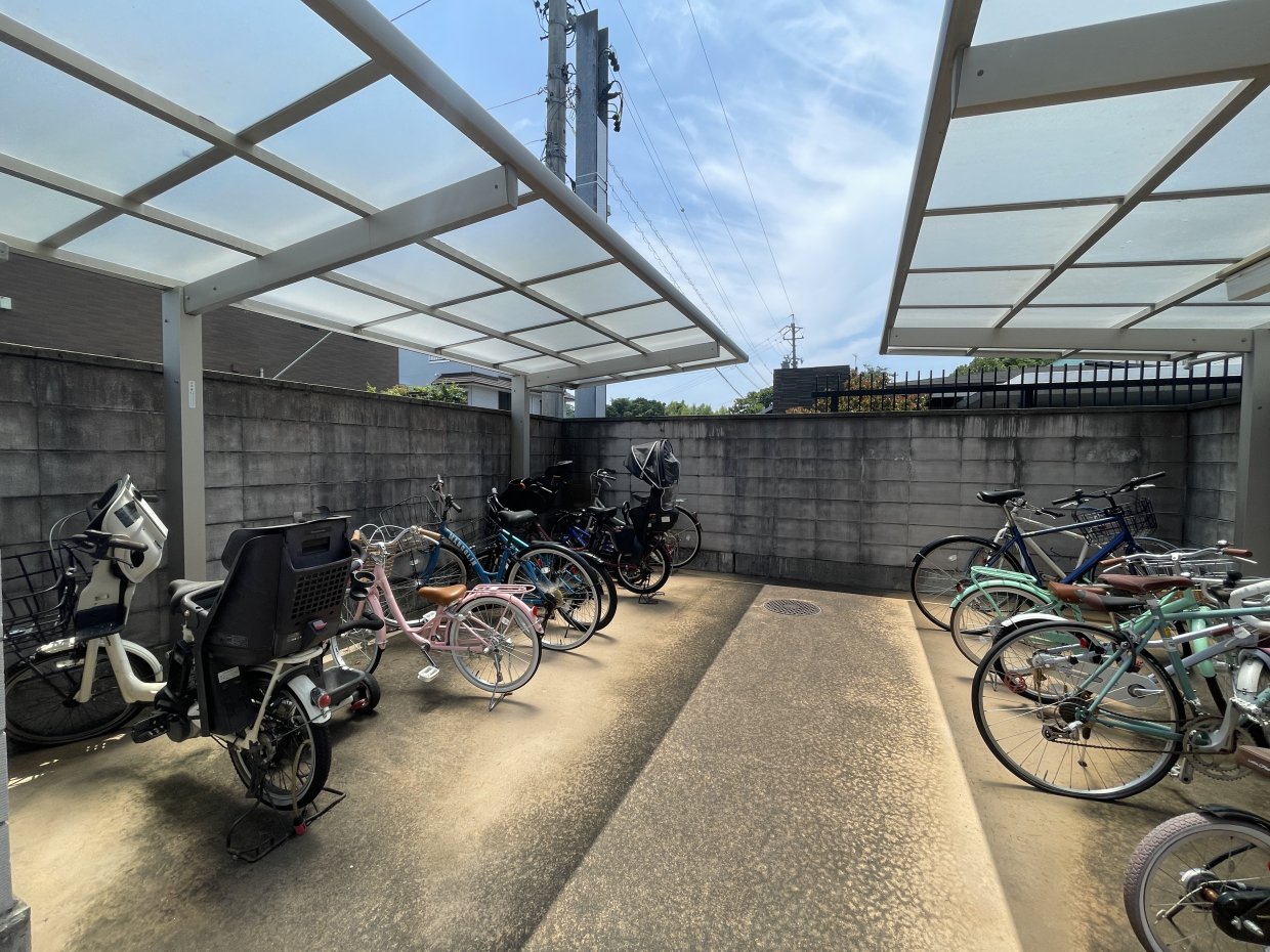 駐輪場は屋根付きなので雨でも安心