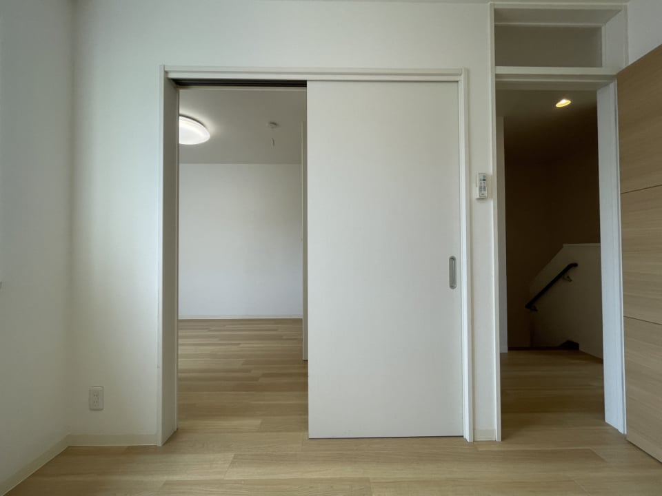 引き戸をあけると隣の洋室と繋がります