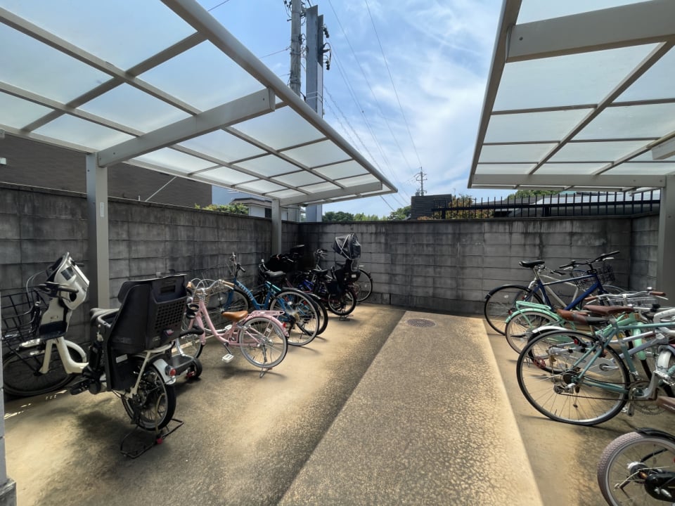 駐輪場は屋根付きなので雨でも安心