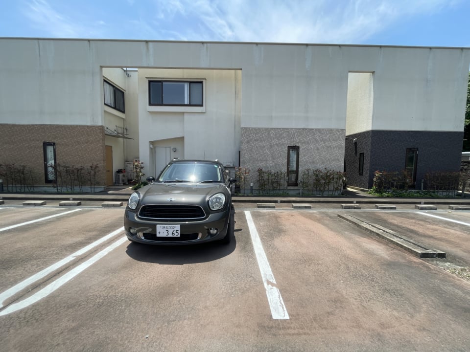 駐車場は2台無料で並列の区画が契約可能