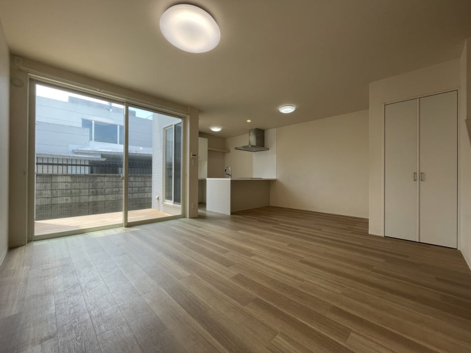 ウッドデッキを眺めながら家族団欒