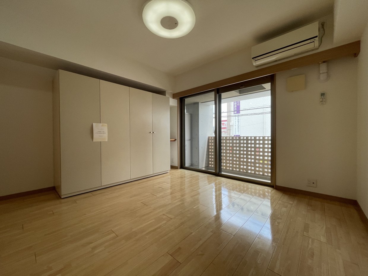 お部屋の隅にクローゼットがあります