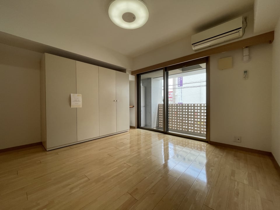 お部屋の隅にクローゼットがあります