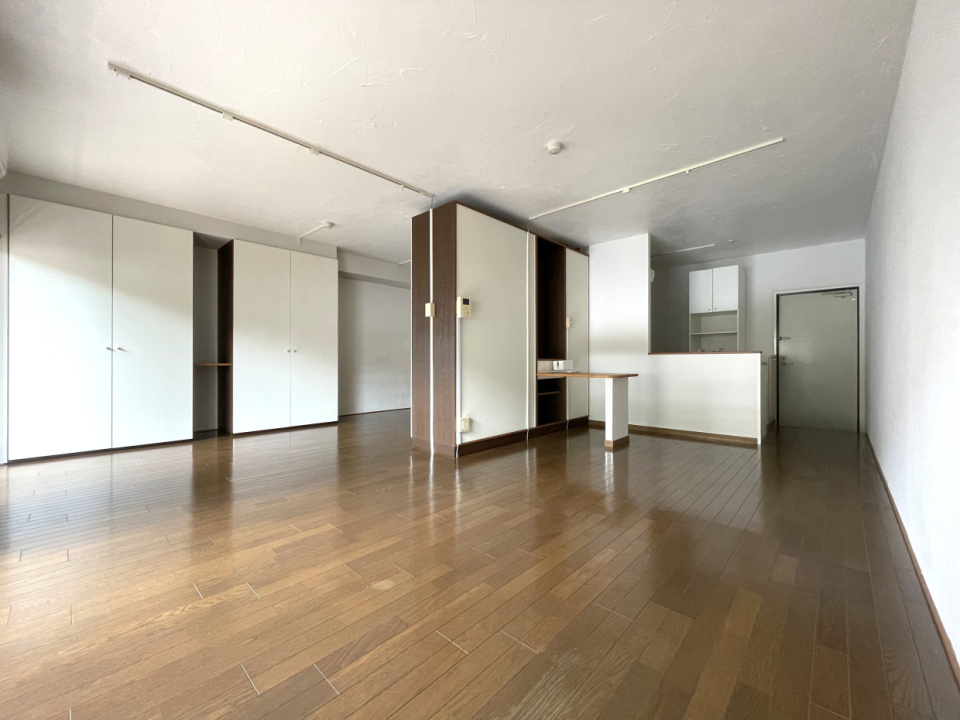 広々23.5帖の洋室。