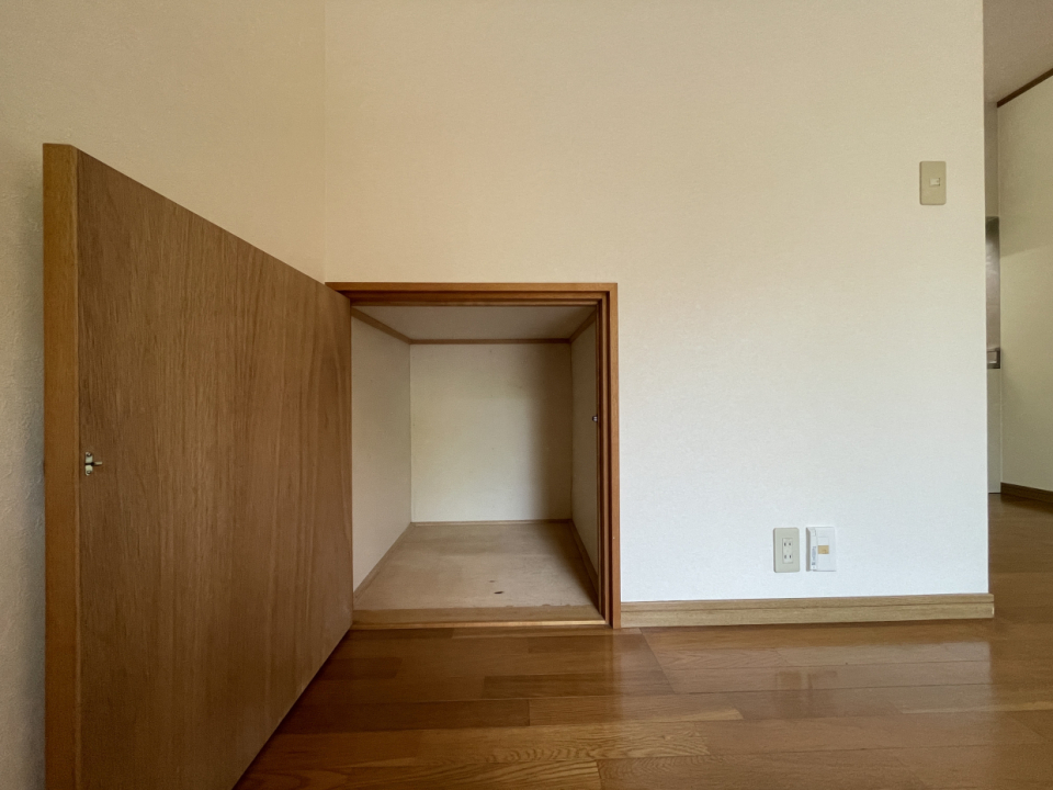 小さな収納が。ペット用品を入れておくのにいかがでしょうか