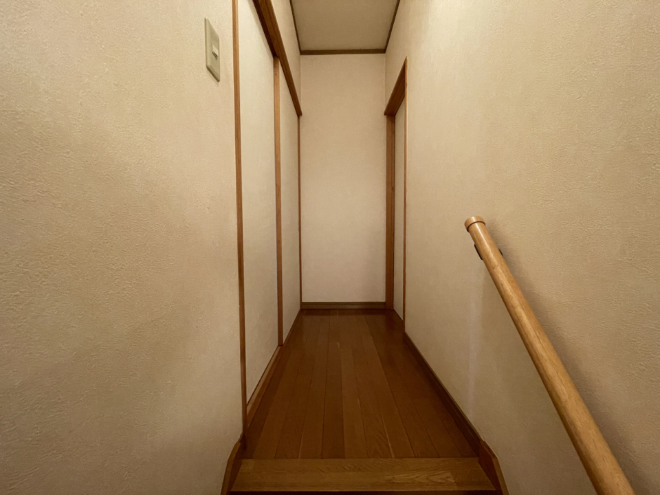階段を登ると2階には2部屋の洋室