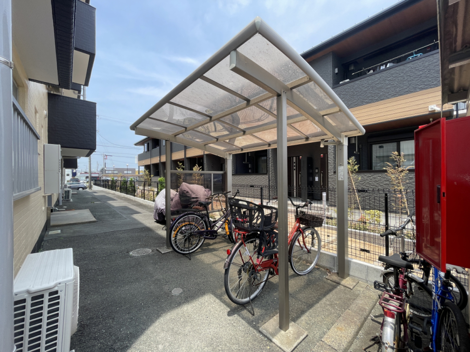 屋根付き駐輪場も完備