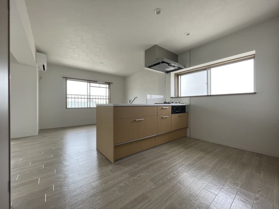 お部屋の主役は大きな対面システムキッチンです