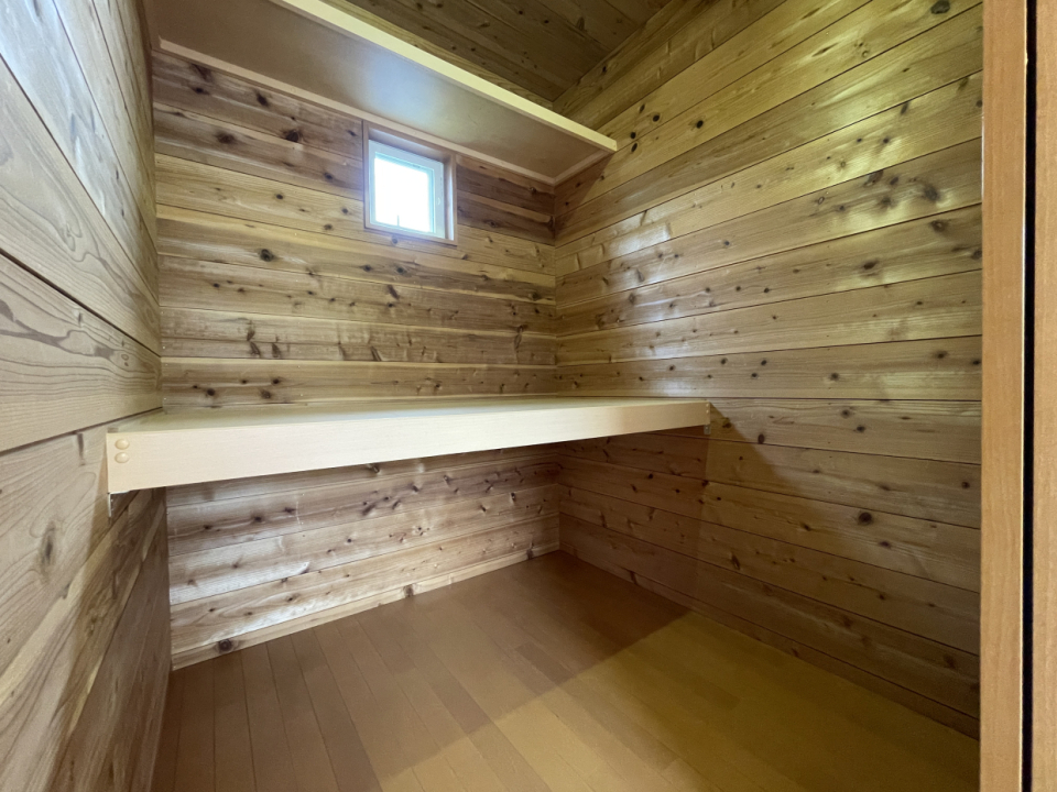 こちらの部屋のウォークイン収納も木目が特徴的